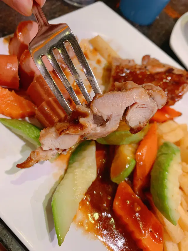 蒜蓉汁雞扒拼蜜糖腸跟薯菜