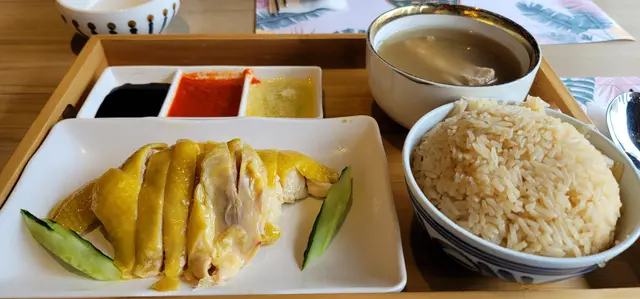 海南雞飯配白胡椒肉骨茶