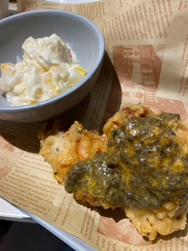 黑松露鹹蛋黃雞翼配沙律