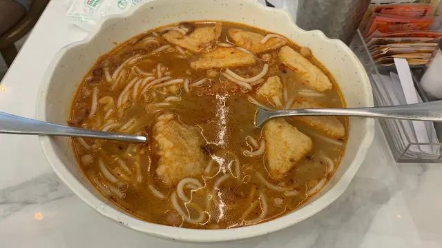 米線份量極少,菜甫比米線多,米線超級無敵淋。