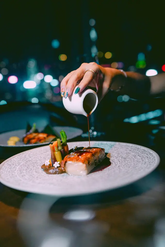 油封乳豬仔肉配胡蘿蔔，紅洋蔥及香醋梨