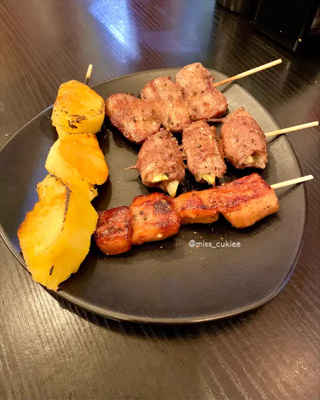 焦糖菠蘿 (HK$28/串)、黯然汁燒牛舌 (HK$38/串)、安格斯牛肉蘆筍卷(HK$38/串)、黯然豬頸肉串 (HK$38/串)