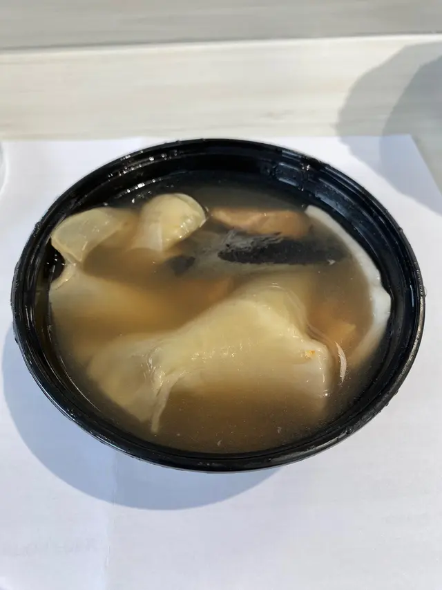 椰皇竹笙烏雞燉花膠湯