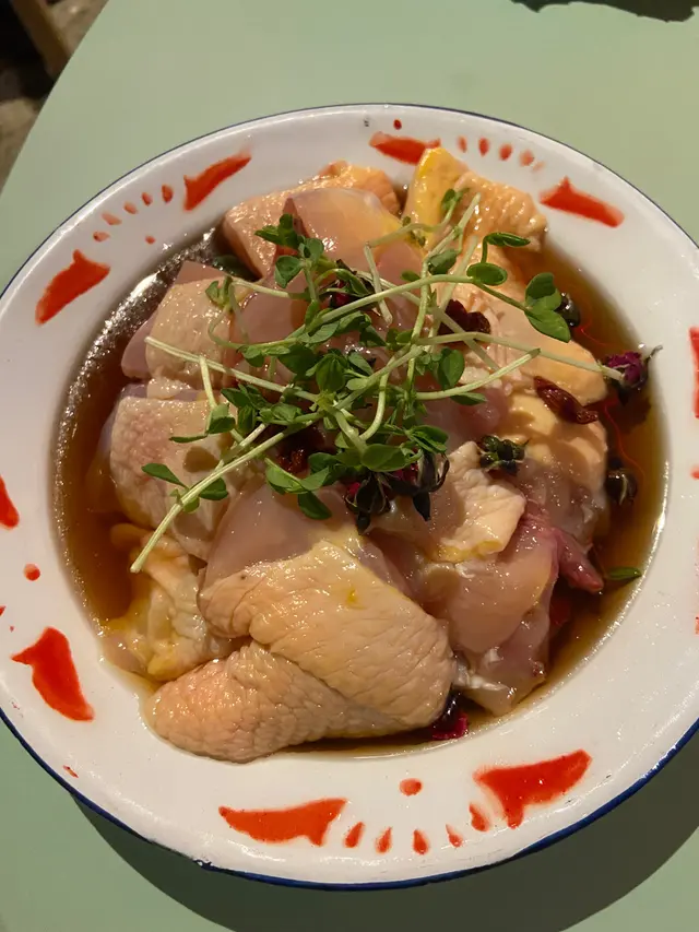 雞湯底料加入鍋內一起煮