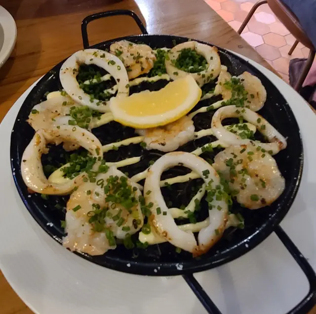 傳統墨魚汁大蝦炒幼麵