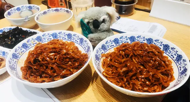 有兩大碗.麵身是粗麵底.👍😋😋😋