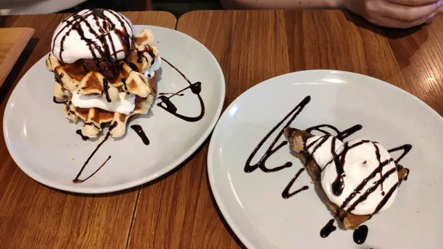 玉桂蘋果窩夫和煎茶焦糖香蕉餅