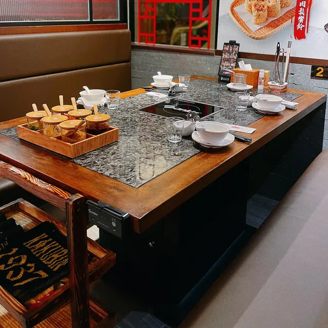 餐廳環境幾大,四人座位好似六人枱咁大,坐得舒服😌