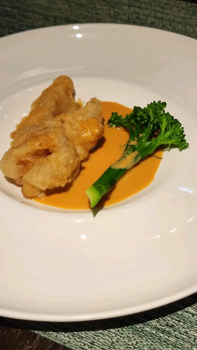 酥炸花膠配蝦膏汁