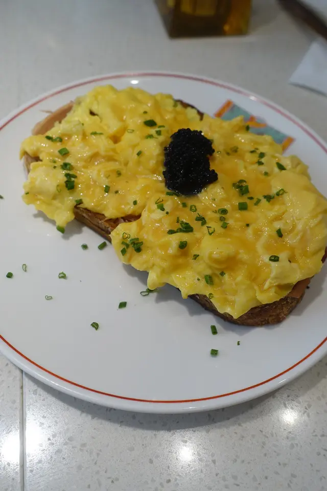 炒蛋濕潤嫩滑,西班牙火腿最鹹,黑魚籽亦提升鹹鮮味