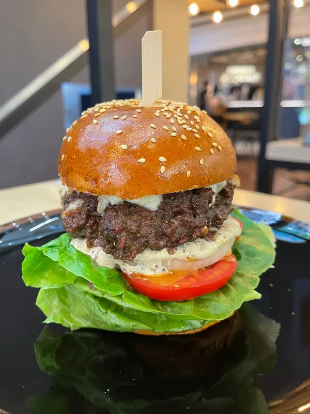 自製香草牛肉漢堡伴黑松露沙律醬