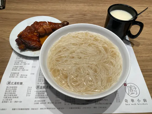 雞髀好食，上碟時係凍，所以要浸落熱辣辣既雞湯上，可惜個湯味道不濃。