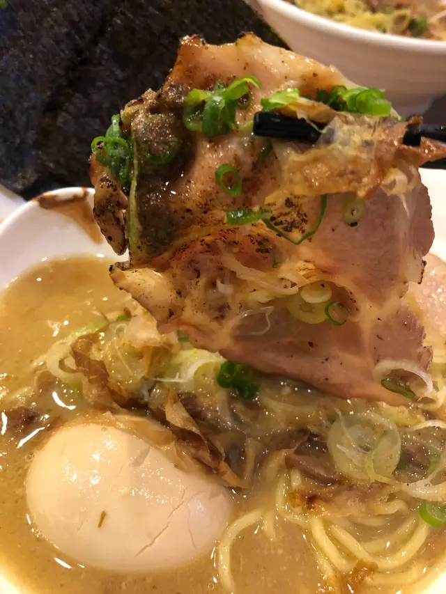 薄切叉燒口感軟腍不韌不嚡；脂肪分佈平均