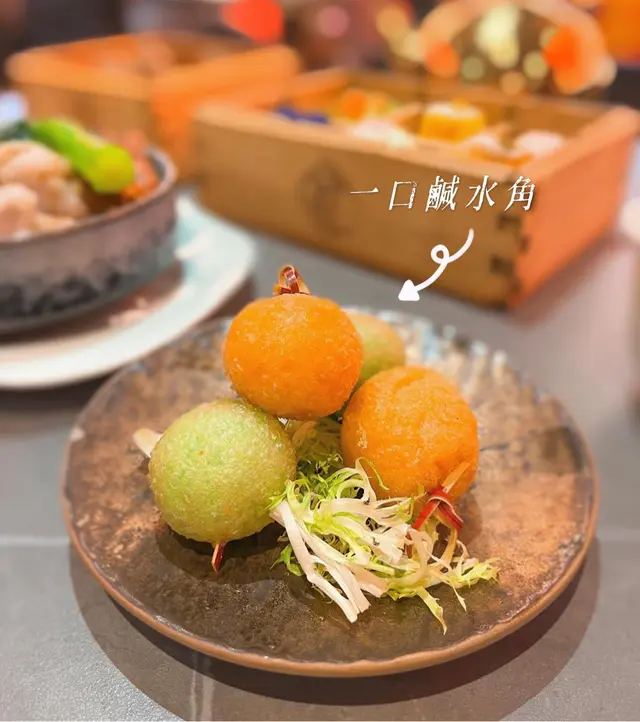 🌈- 一口鹹水角(8/10) $32 有別如一般鹹水角 佢上碟好似串燒咁串起左😆 外皮夠脆 都好煙韌 入面嘅涵相對少啲 但就唔會亞個胃咁多位😛可以試多幾款嘢食😆