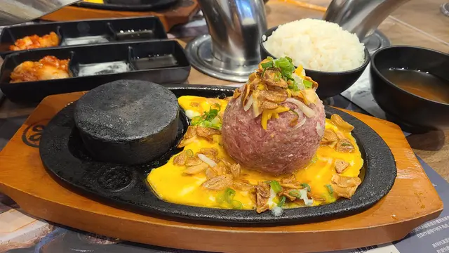 芝士蛋蒜和牛漢堡扒