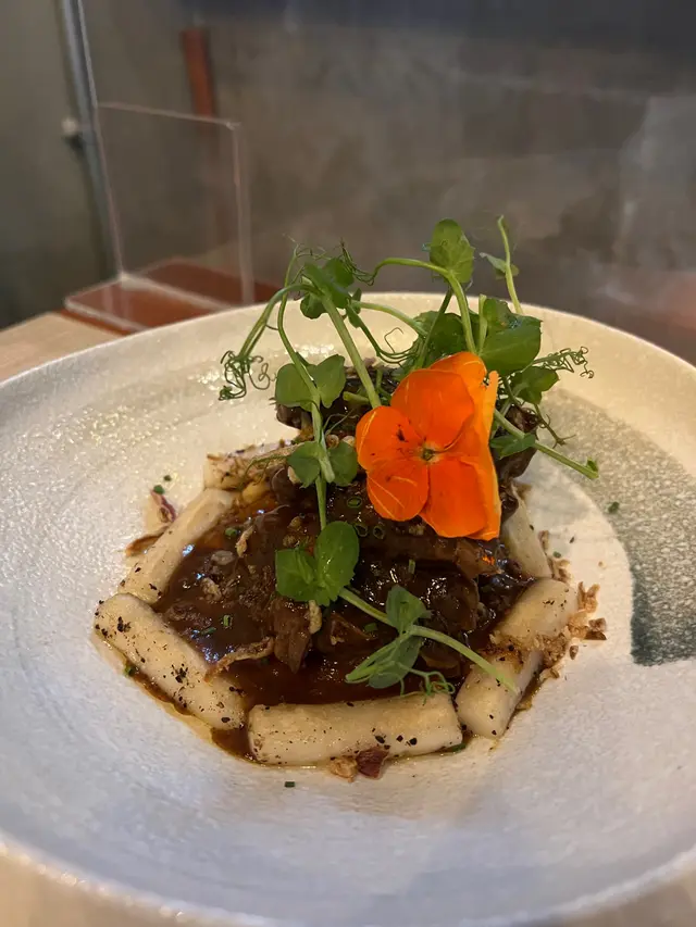 慢煮黑椒牛肋條配香煎上海年糕