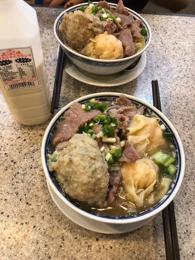 餐廳必食,有齊三款餸:大大粒鯪魚球、足料雲吞同牛肉