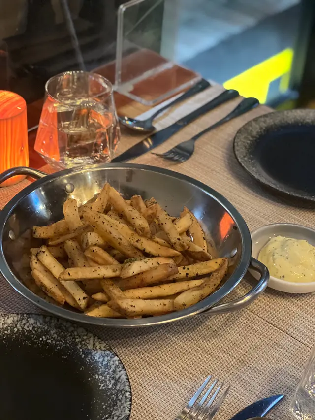 黑松露薯條配特調黑松露蛋黃醬