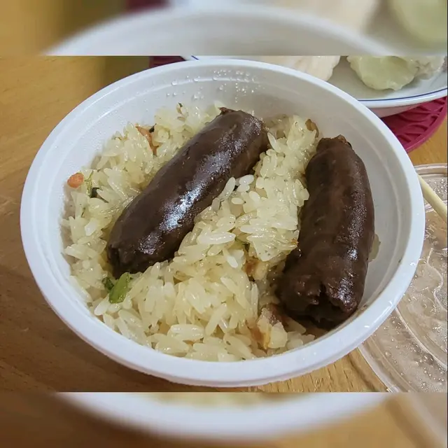 糯米飯顏色較淺,臘味不多,而且花生要另外加錢,不算太推介。