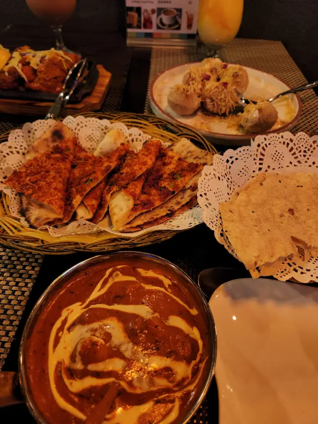 蕃茄汁好濃郁，咖喱香而不立，啱晒我啲廢廢辣人士食
呢個汁我地沾上薄餅和脆餅
食曬仲剩低個汁，為咗唔好浪費，我地叫埋印度白飯撈汁去食🤣
可想而知真係幾好食呀‼️‼️