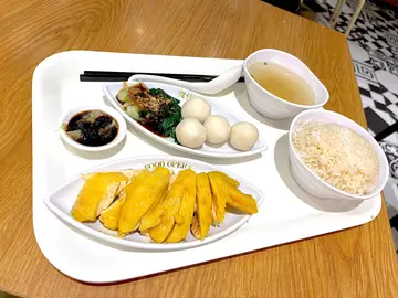 Hainanese  chicken  and  fish  balls  rice  and  soup