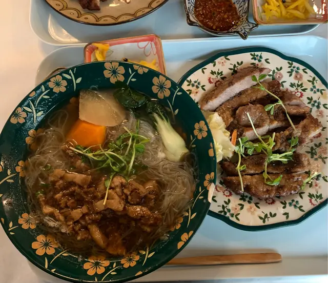 籃帶豬排骨米粉