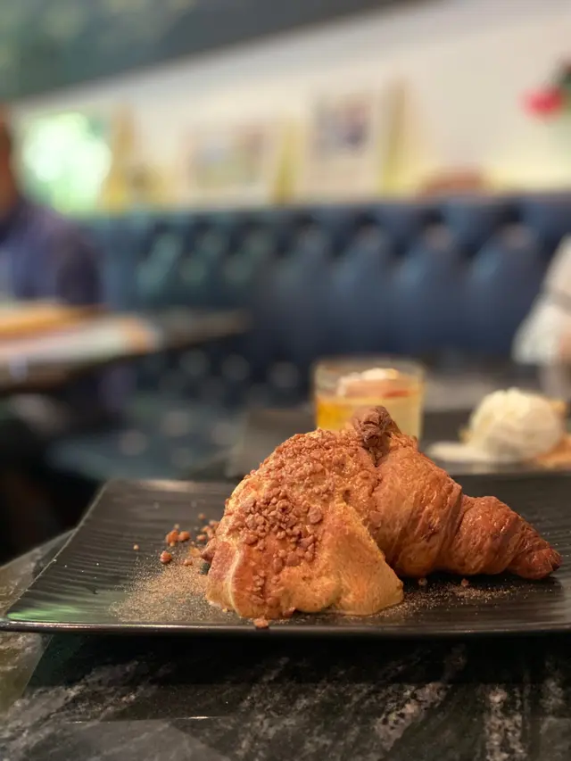 爆炸糖海鹽焦糖咖啡流心牛角包