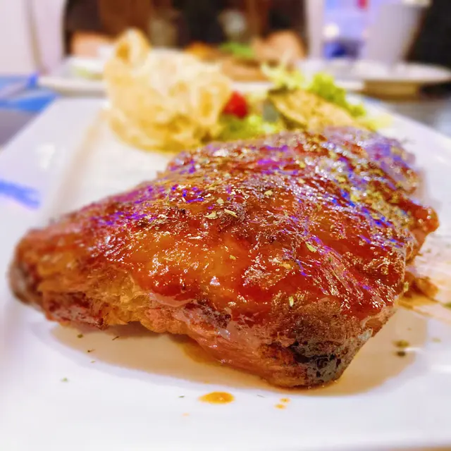 燒美國豬肋骨配燒烤汁伴蒜蓉香草醬薯角