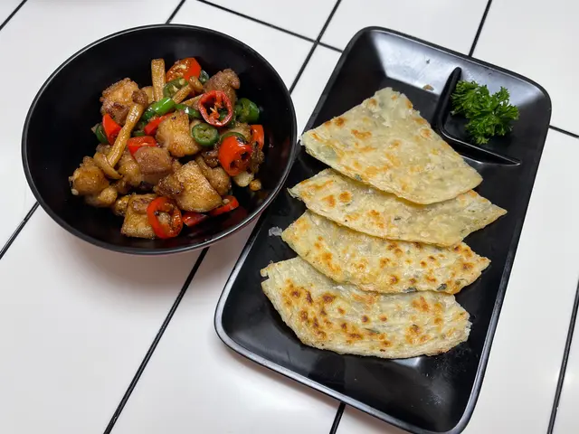 懷舊蔥油餅配藤椒野菌雞粒