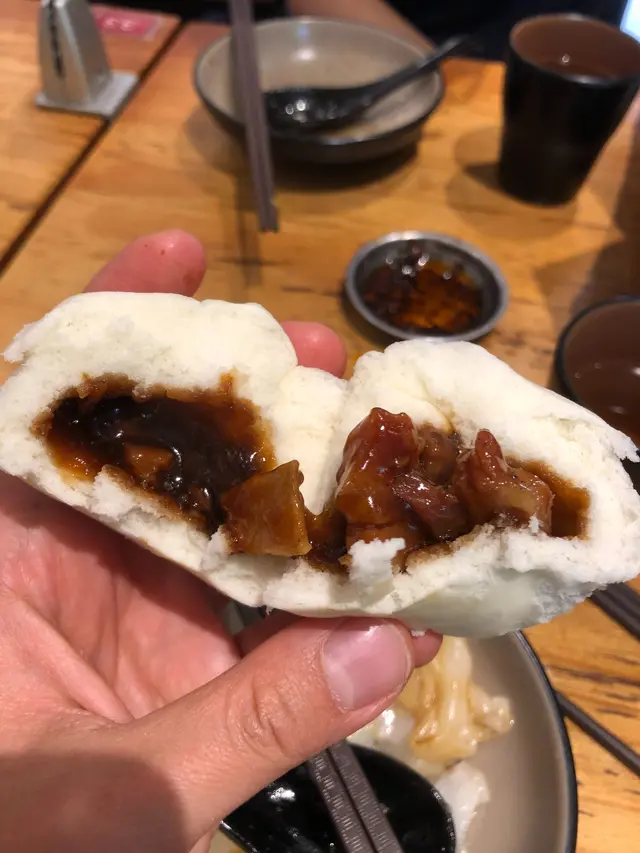 叉燒餡不少，又不會只有肥肉
叉燒醬也不會死甜， 也有鹹味