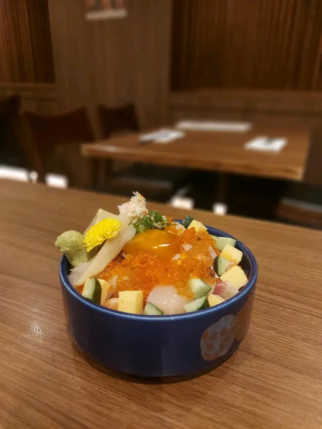 花錦魚生丼