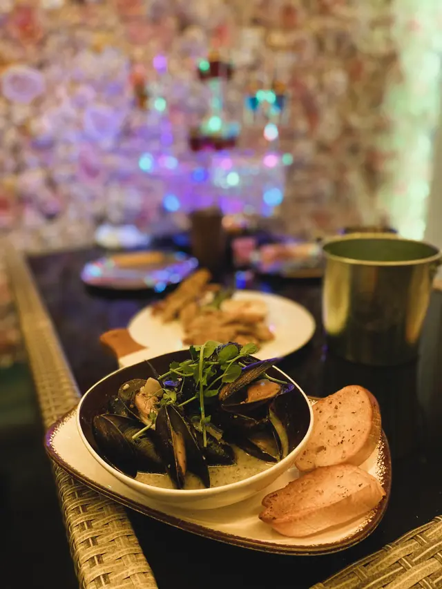 忌廉白酒煮青口配蒜蓉多士