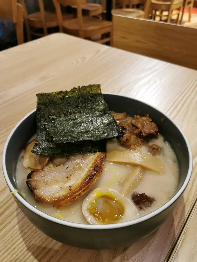 初見特上豚骨湯拉麵