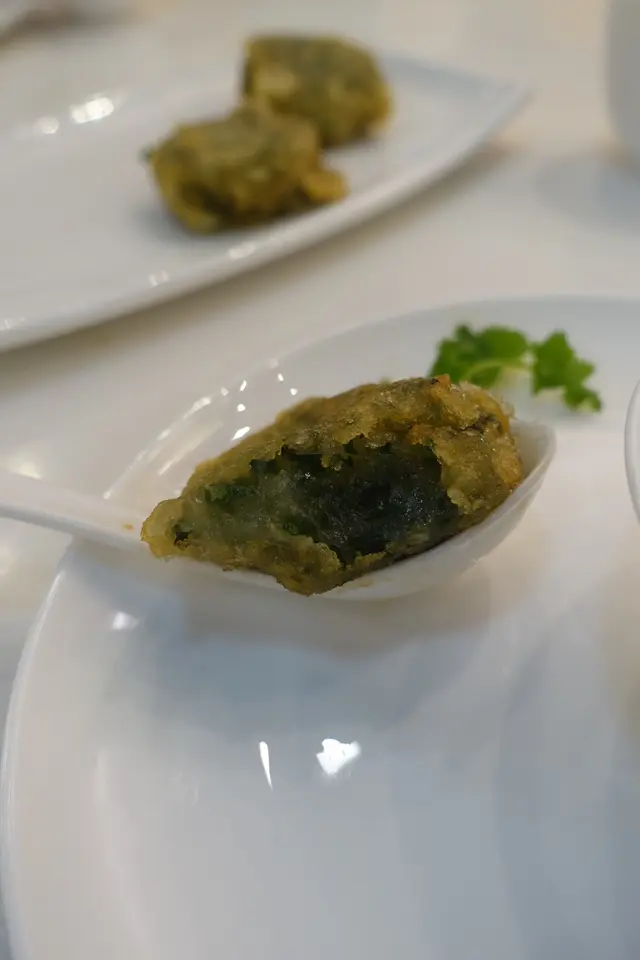 韮菜翠綠幼嫩,簡單以鹽提味,混合薯粉,外層金黃酥脆,內裡煙韌軟糯