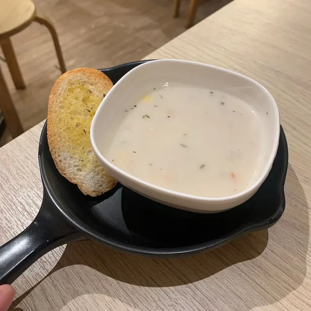 是日餐湯配蒜蓉包