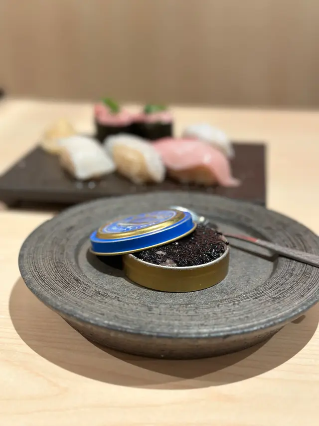 圓鰭魚魚子醬壽司