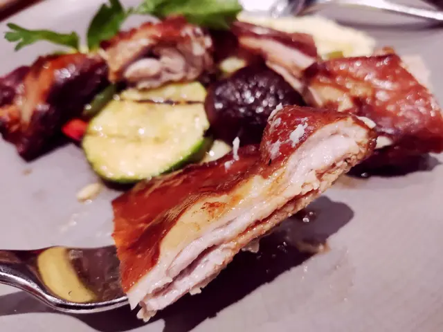 香烤乳豬配薯蓉及蔬菜