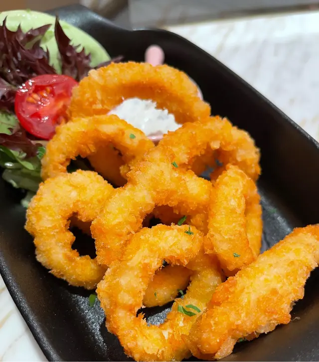 炸魷魚圈配黑松露蛋黃醬汁