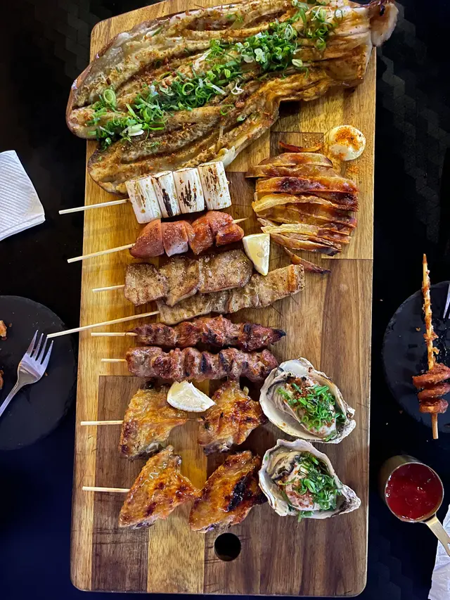 招牌茄子燒,汁燒京蔥串,燒雞泡魚乾,黑毛豬腩串,燒牛肋條串,鹽燒牛舌心