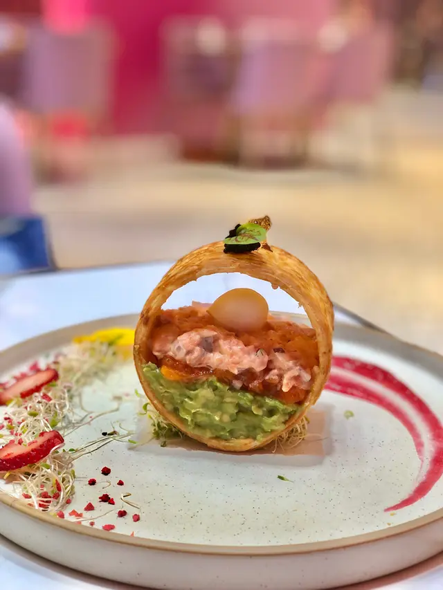 自家製酥皮黑魚籽牛油果煙三文魚水牛芝士波波他他