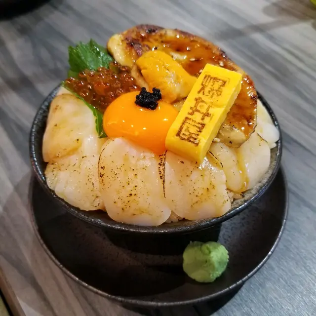 制霸!鵝肝海鮮盛丼