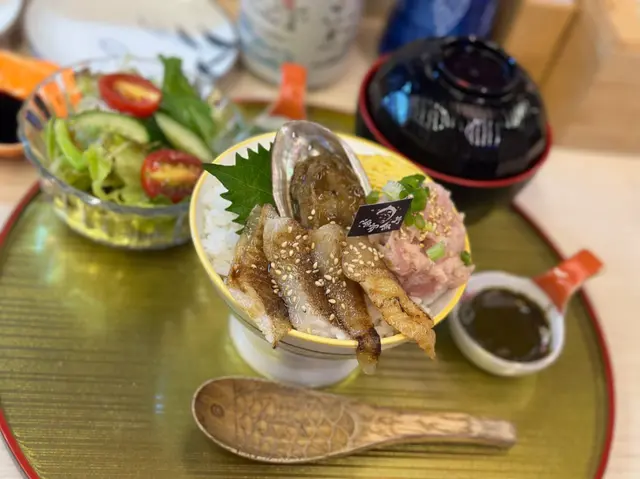 火炙鰈魚邊、磯煮鮑魚、吞拿魚腩蓉、玉子燒