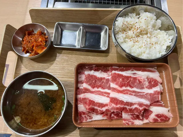 同樣豐富，牛五花油花多而且不會韌