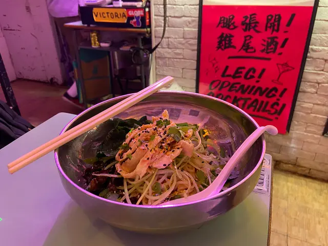 麻醬雞絲涼拌米線 