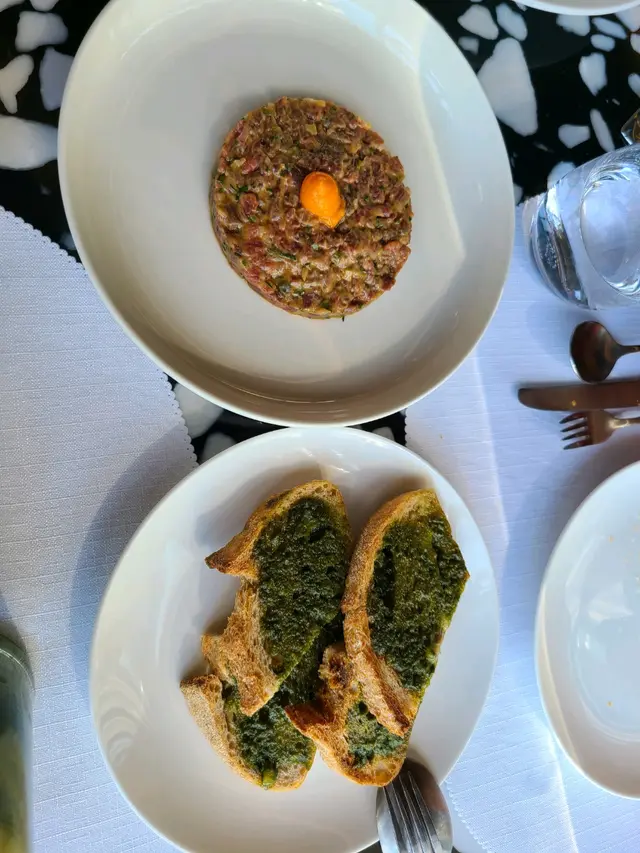 牛肉他他好鮮，配多士十分好味