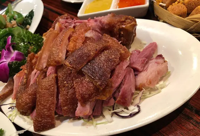 楚撚記原隻脆皮炸豬手