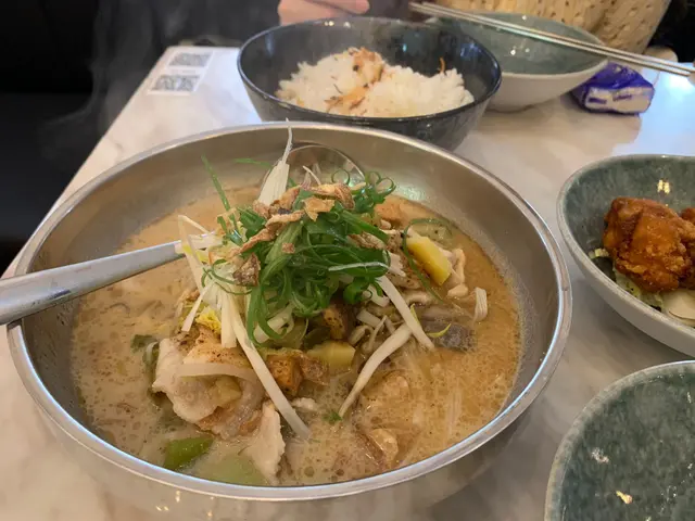 豬腩片,香菇,萵荀,黑蒜濃湯伴飯