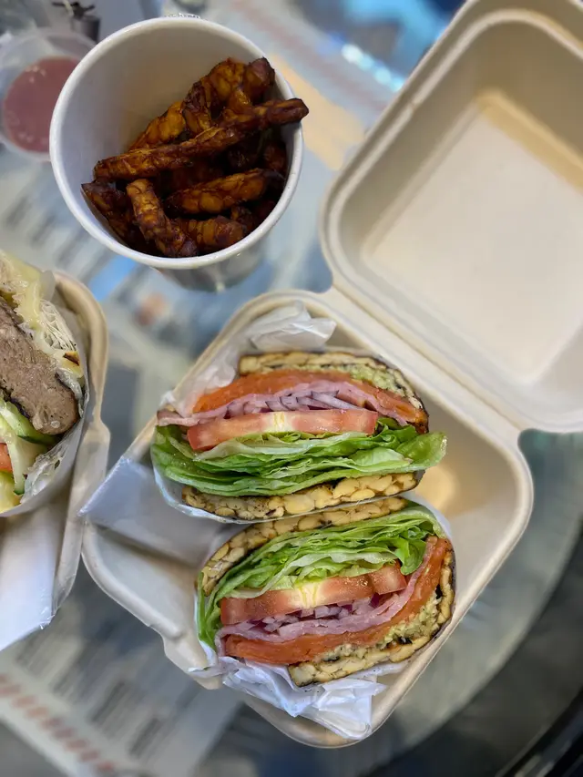 煙三文魚牛油果漢堡