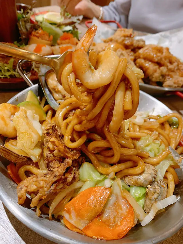 酥炸軟殼蟹拼雜錦炒烏冬