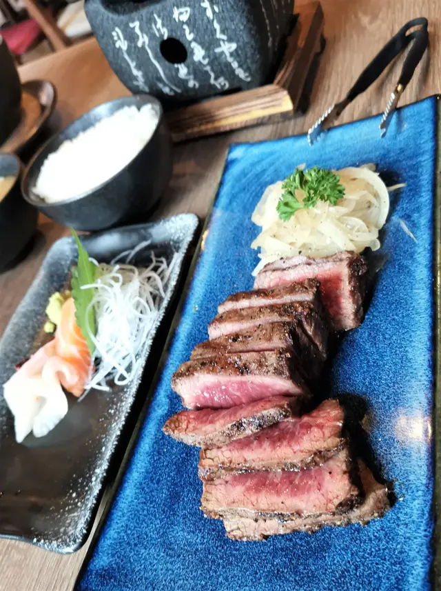 配刺身三點及麵豉湯